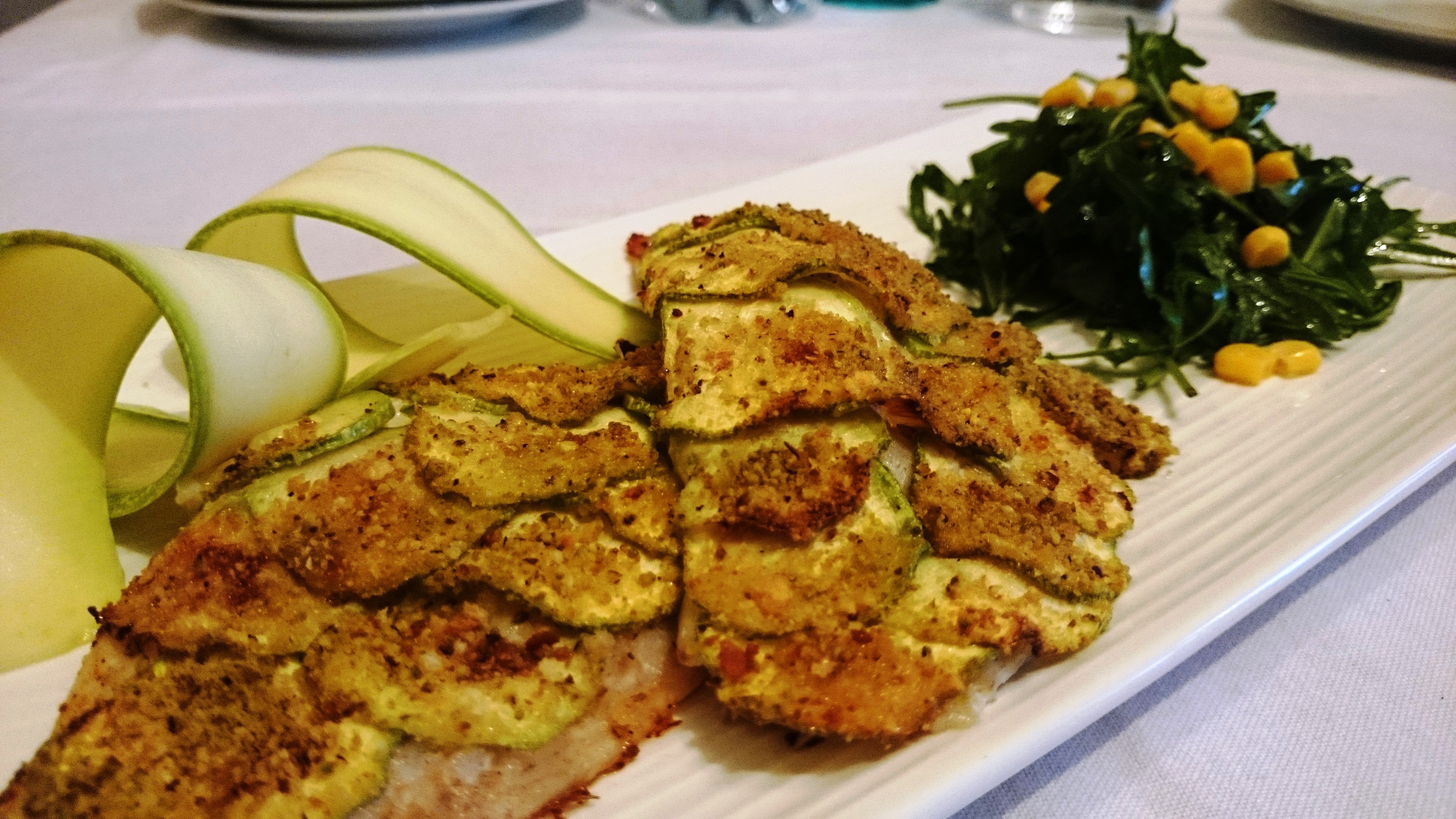 Filetto di spigola con patate e zucchine alla julienne