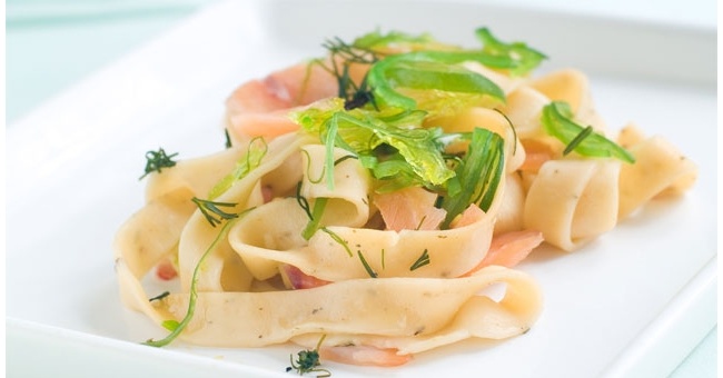 Tagliatelle con zafferano e pesce spada